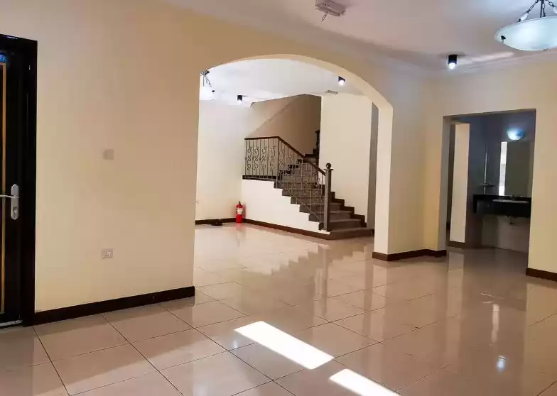 سكني عقار جاهز 4 غرف  نصف مفروش فيلا في مجمع  للإيجار في الدوحة #9718 - 1  صورة 
